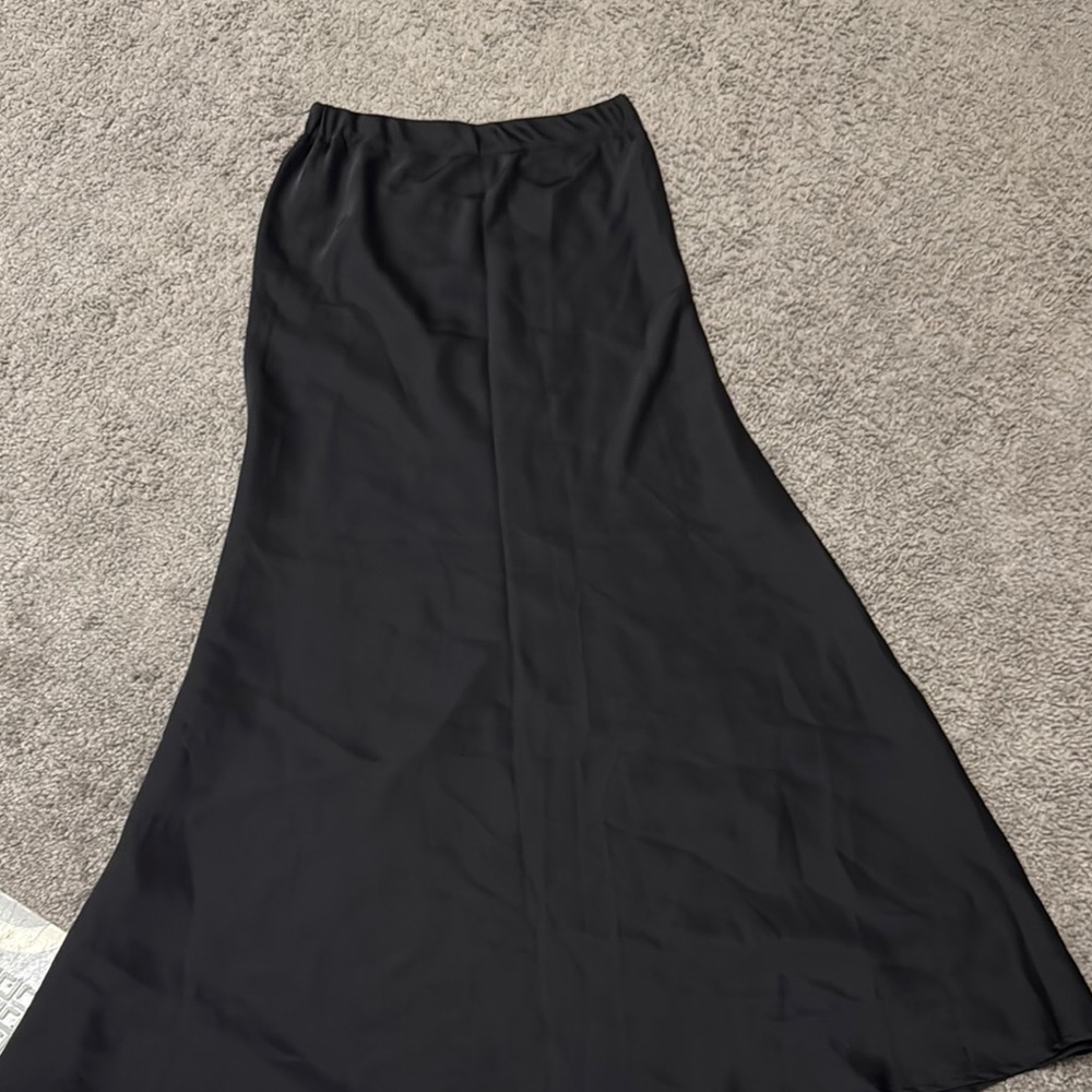 Chic Black satin skirt